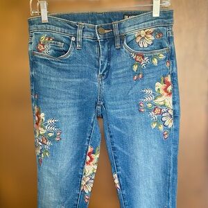 BLANK NYC Women's Skinny Ankle Embroidered Jeans Size 25. Raw hem